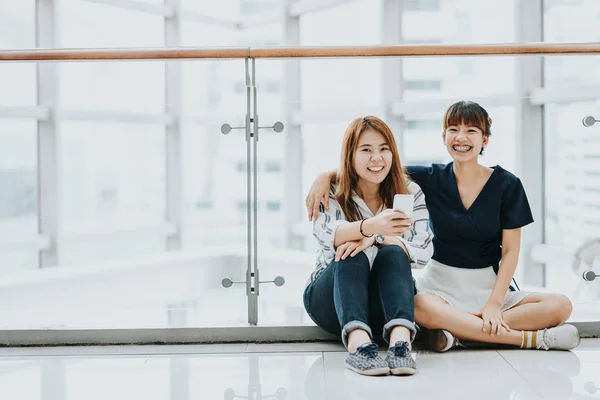 Jovens felizes meninas asiáticas melhores amigos rir e sorrir — Fotografia de Stock