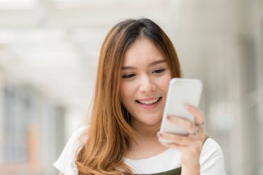 Genç güzel mutlu Asyalı kız