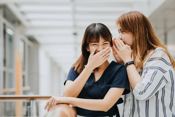 年轻的亚洲女孩耳语八卦或秘密 — 图库照片