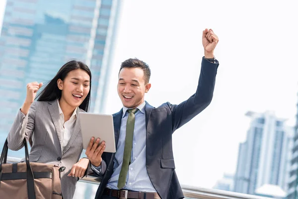 Empresário asiático e mulher celebraram o sucesso enquanto olhavam em tablet — Fotografia de Stock