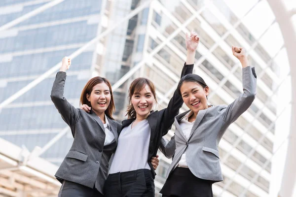 Une équipe de femmes d'affaires se lève pour célébrer leur succès — Photo