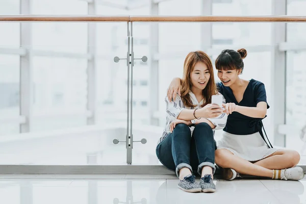 Feliz asiática niñas mejores amigos risa y sonrisa —  Fotos de Stock