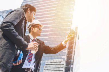 İki Asyalı mühendisleri yeni proje tartışıyor