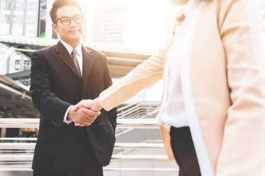 İş Adamları Tokalaşıyor