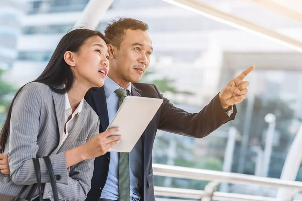 Deux jeunes hommes et femmes d'affaires asiatiques — Photo