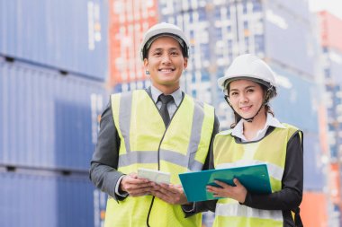 Sekreter ve arka planda kargo konteyner yük nakliye ile iş adamı.