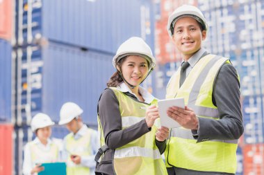 Sekreter ve işadamı ile arka planda kargo konteyner yük nakliye ekibi ile.