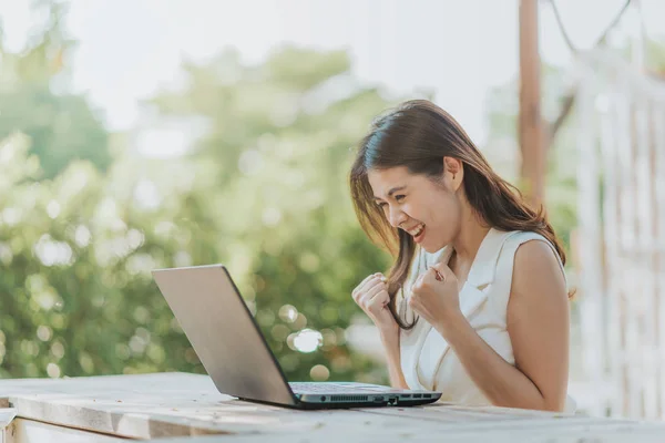Framgångsrika asiatisk kvinna titta på laptop — Stockfoto