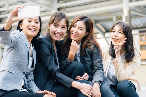 Quatro feliz asiático empresária colega tomando selfie — Fotografia de Stock