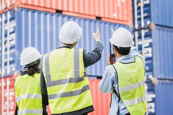 Uomo d'affari con personale in logistica, esportazione, industria di importazione controllo container — Foto Stock