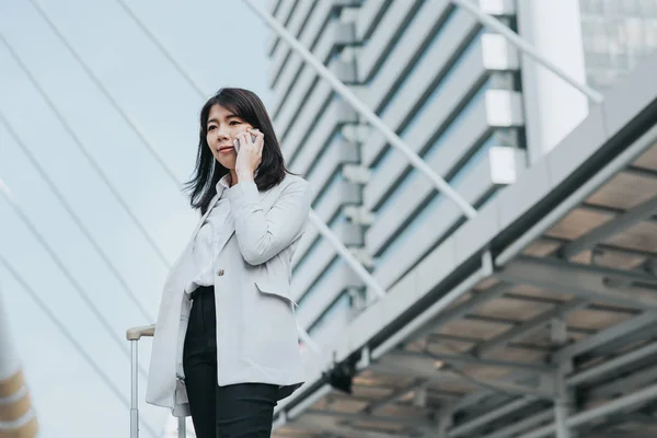 Азіатська жінка використовує мобільний телефон — стокове фото