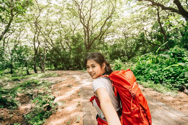 Wanita Asia cantik muda menuntunmu ke hutan — Stok Foto