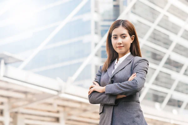Vertrouwen Aziatische zakenvrouw permanent buiten — Stockfoto