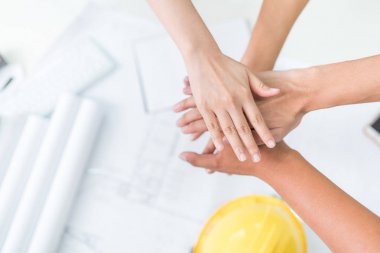 Bina ekip işbirliği için plan üzerinde el katılmak