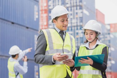 Sekreter ve lojistik işadamı, ihracat, sanayi ile kargo konteyner nakliye ithalat 