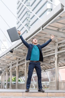 Genç Asyalı işadamı kadar başarı silah ile kutluyor