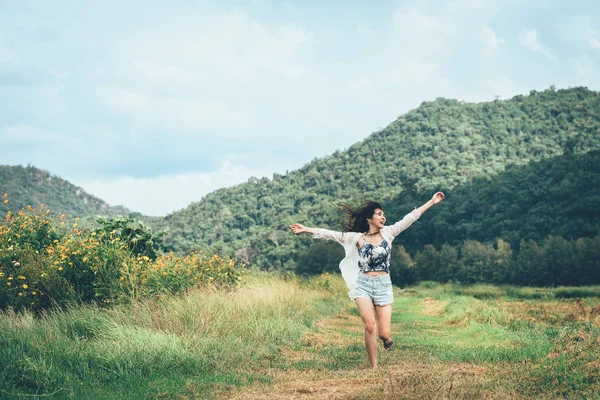 Asyalı kadın kol doğanın tadını çıkarmak için açık artırma ile çalışan