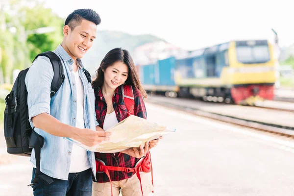 역에서 지도 들고 행복 한 아시아 커플 여행자 — 스톡 사진