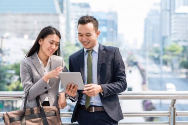 Tablet kullanarak Asya işadamı ve kadın meslektaşım bir gülümseme