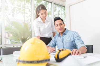 Mühendis ve mimar yeni inşaat proje hakkında tartışıyor