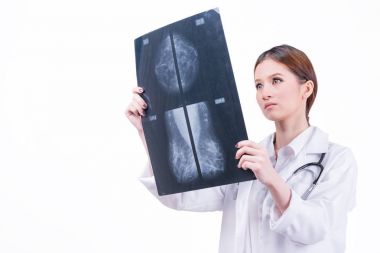 Kadın doktor mamografi röntgen film kontrol
