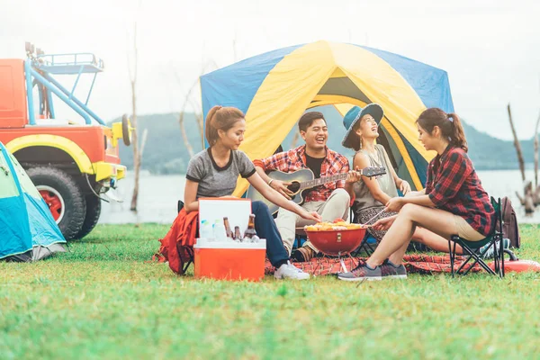 Asya arkadaşlar eğlenmeye yeme Barbekü açık kamp sırasında
