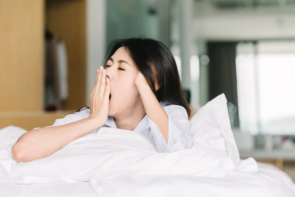 Азиатка зевает после пробуждения — стоковое фото