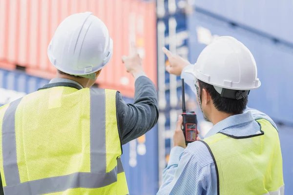 Empresário com pessoal em logística, exportação, indústria de importação verificando contêiner de carga de transporte — Fotografia de Stock