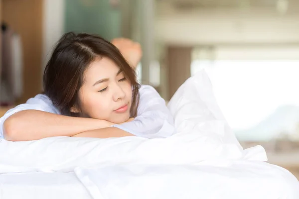 Asiatisk kvinna sover på morgonen — Stockfoto