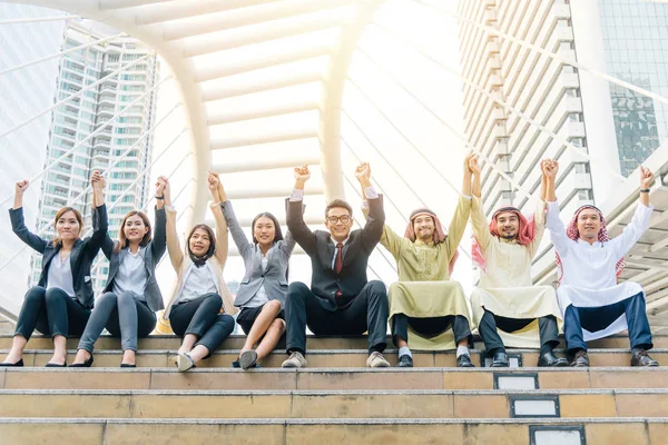 Asiático pessoas de negócios equipe mão levantada para celebrar o sucesso — Fotografia de Stock