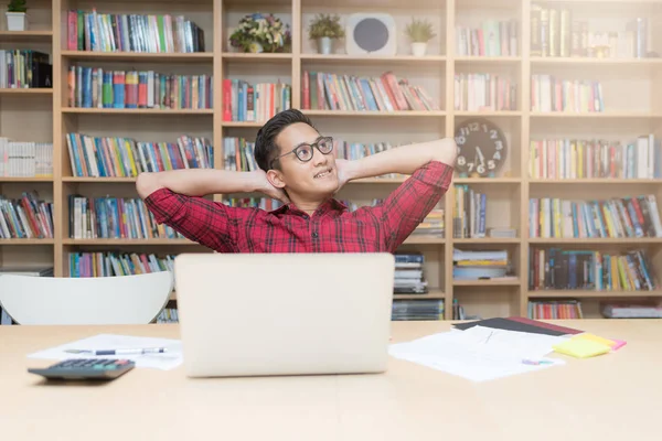 Soñando asiático hombre de negocios o estudiante con la mano detrás de la cabeza . — Foto de Stock