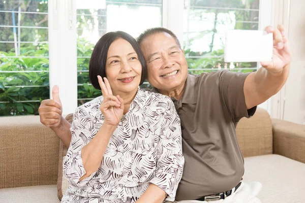 Feliz senior asiático pareja sonriendo en casa —  Fotos de Stock