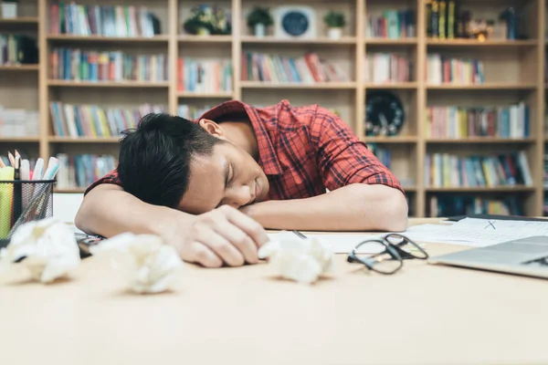 Cansado joven asiático hombre sleepin en escritorio — Foto de Stock