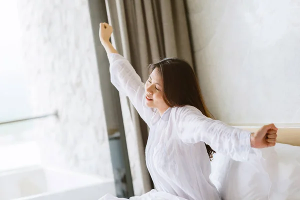 Asiatische Frau Stretching im Bett nach dem Aufwachen — Stockfoto