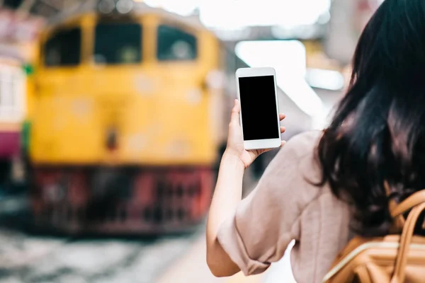 Mulher Viajante Segurando Smartphone Móvel Tela Branco Estação Trem Conceito — Fotografia de Stock