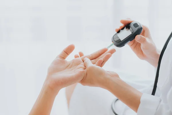 Doktor hasta el glucosmeter kontrol kan şekeri düzeyini kullanın