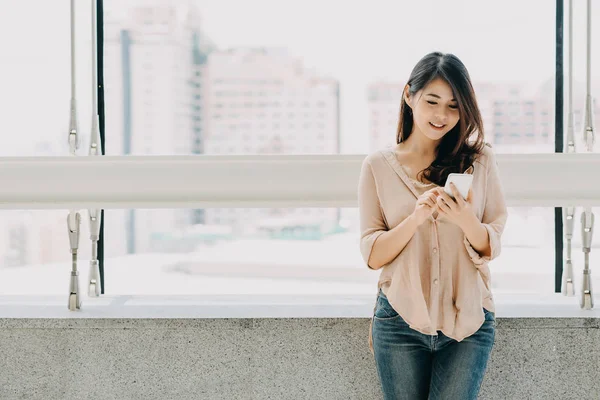 Hermosa Mujer Asiática Usando Smartphone Edificio Oficinas Moderno —  Fotos de Stock