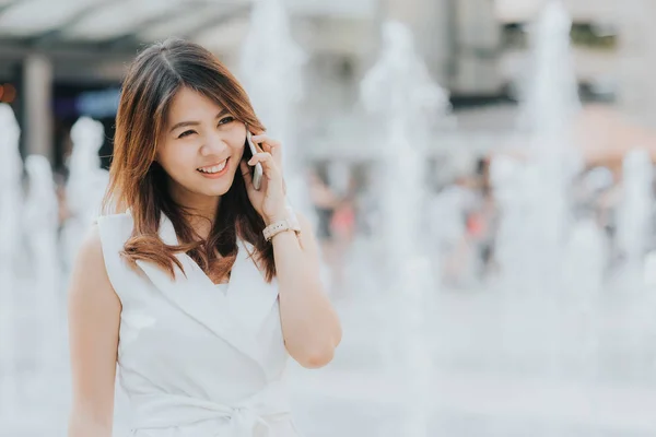 Щасливі Красиві Азіатські Жінки Допомогою Смартфона Відкритий — стокове фото