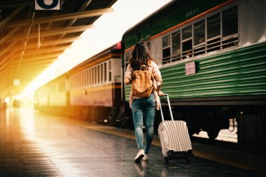 Kadın seyahat etmek turist Bagaj tren istasyonunda ile yürüme. Etkin ve yaşam tarzı kavramı seyahat