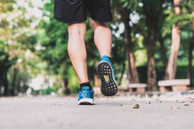 Sabah parkta koşu runner ayak arkadan görünüm