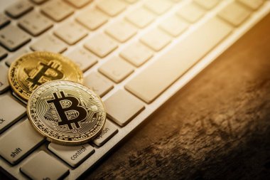 Klavye üzerinde altın bitcoin. Sanal cryptocurrency kavramı.