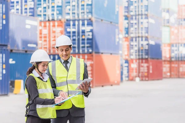 Uomo Affari Con Segretario Logistica Esportazione Industria Importazione Controllo Spedizione — Foto Stock