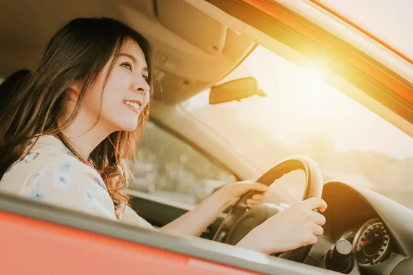 Confiante Sorrir Bela Mulher Asiática Dirigindo Carro Luz Solar Manhã — Fotografia de Stock