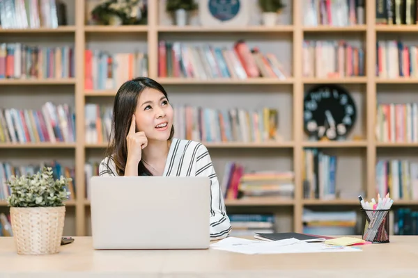 Attraktiv Ung Asiatisk Kvinna Ler Och Tänker Bra Idé När — Stockfoto