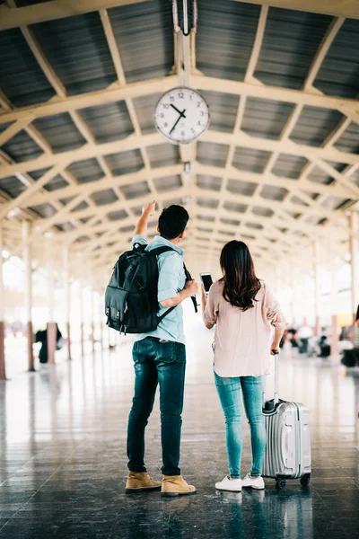 Asiático Pareja Viajero Comprobar Tiempo Con Reloj Estación Tren Durante —  Fotos de Stock