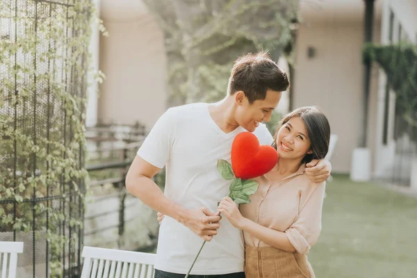 Pasangan Asia Yang Bahagia Dalam Cinta Bersenang Senang Dengan Bunga — Stok Foto