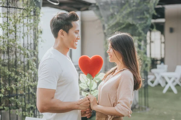 Casal Asiático Feliz Romântico Amor Segurando Flor Forma Coração Enquanto — Fotografia de Stock
