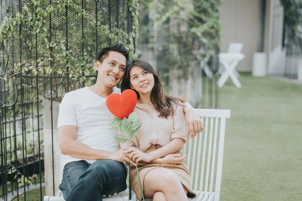 Romantiska Glad Asiatiska Par Kärlek Hålla Hjärtat Formen Blomma Medan — Stockfoto