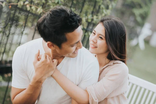 Feliz Ásia Casal Amor Sorrindo Divertindo Enquanto Abraçando Livre — Fotografia de Stock