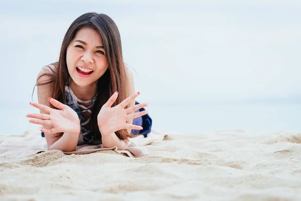 Портрет Найщасливішою Життєрадісною Молоді Азіатські Жінки Лежачи Пляжі Ранок — стокове фото